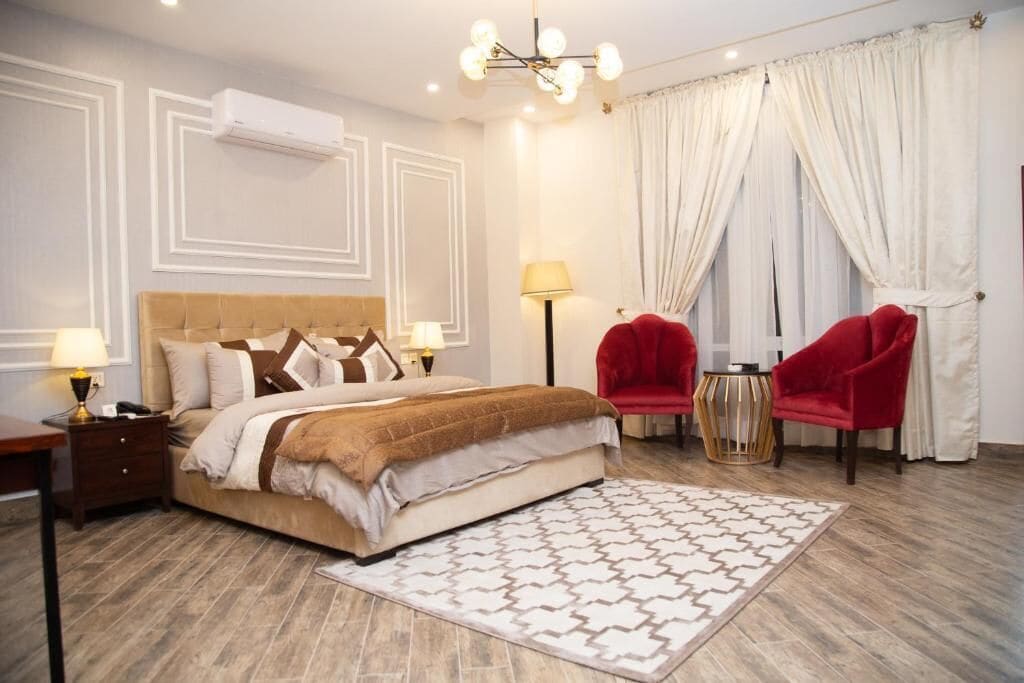deluxe room, 1 king bed, non smoking | 1 bedroom, iron/ironing board, free wifi, bed sheets