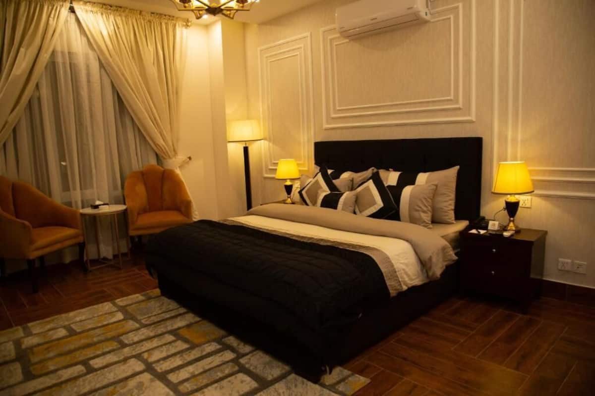 Deluxe Room, 1 King Bed, Non Smoking | Iron/ironing board, free WiFi, bed sheets