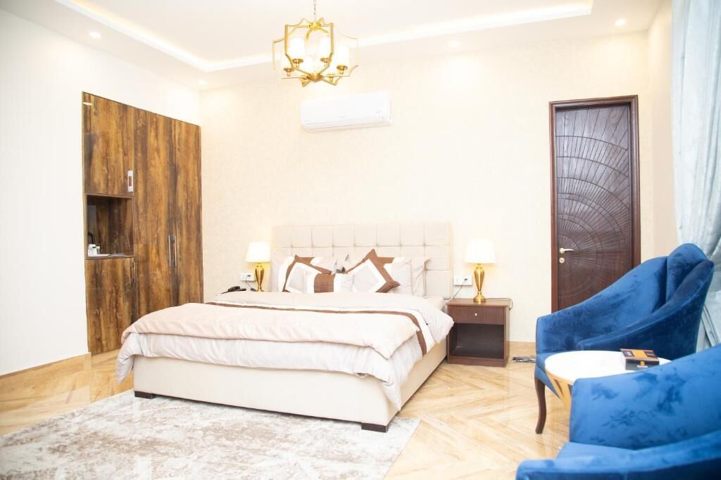 deluxe room, 1 king bed, non smoking | 1 bedroom, iron/ironing board, free wifi, bed sheets