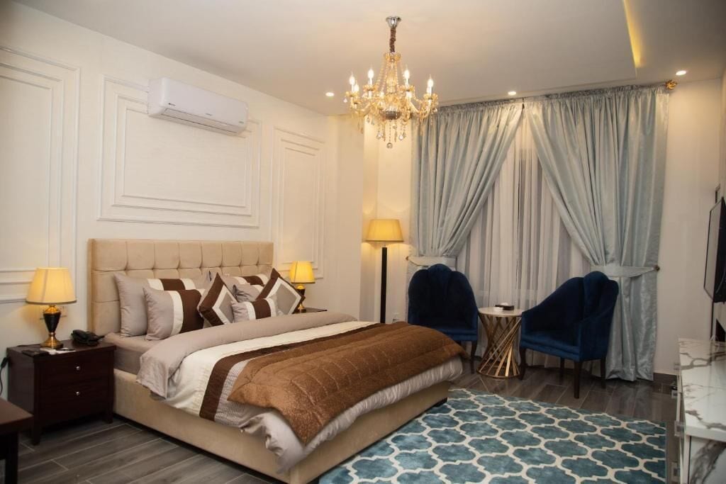 deluxe room, 1 king bed, non smoking | 1 bedroom, iron/ironing board, free wifi, bed sheets