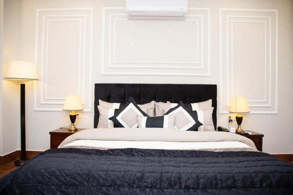 deluxe room, 1 king bed, non smoking | 1 bedroom, iron/ironing board, free wifi, bed sheets