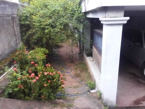 Property grounds - Chamenka Guest House (Dehiwala-Mount Lavinia)