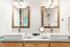 Bathroom - Keauhou Punahele B-102 by Kona Now (Kailua-Kona)