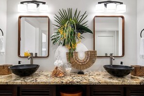 Bathroom - Royal Sea Cliff 209 by Kona Now (Kailua-Kona)