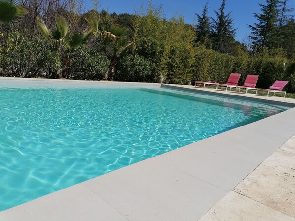 حمّام سباحة خارجي، حمّام سباحة مُدفَّأ