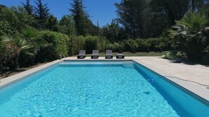Una piscina al aire libre, una piscina climatizada