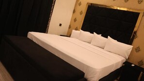 Deluxe Room | Iron/ironing board, free WiFi