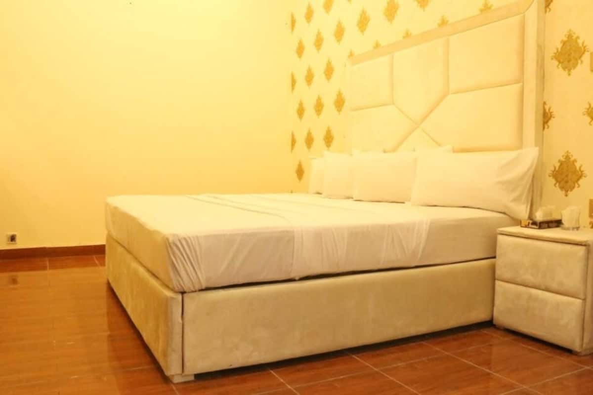 Deluxe Room | Iron/ironing board, free WiFi