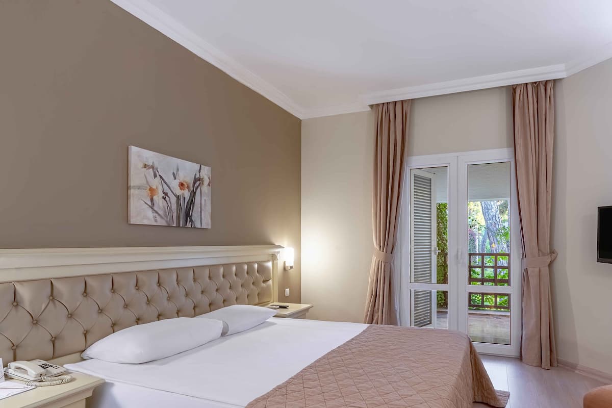 Family Room | Free minibar, in-room safe, travel cot, free rollaway beds
