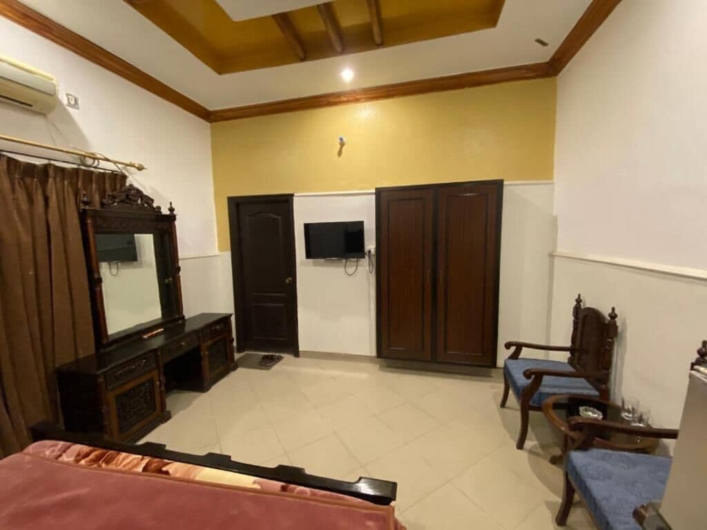 deluxe room | living area | 32-inch lcd tv with cable channels, tv