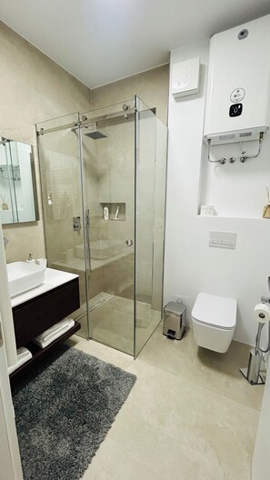 Duschwanne, Haartrockner, Bademäntel, Bidet