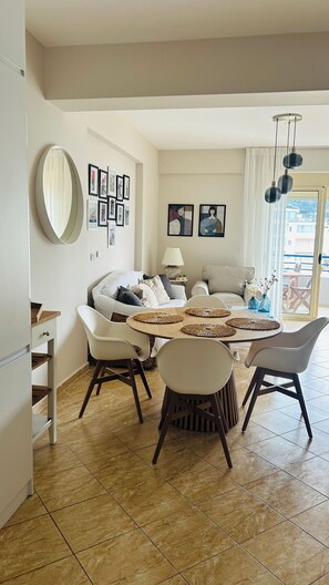 Interior - Apartment seaview 12 min walk from National Museum of Independence Vlorë Albania (Vlorë)