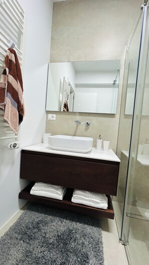 Ensemble douche/baignoire, sèche-cheveux, peignoirs, bidet