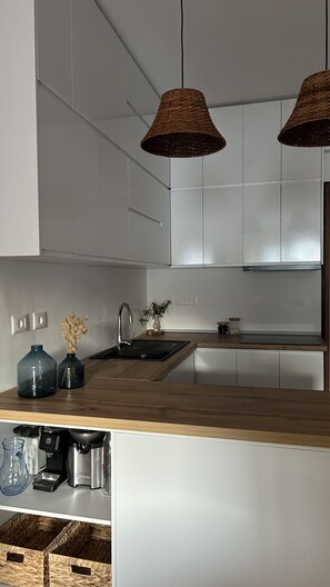 Fridge, microwave, oven, stovetop - Apartment seaview 12 min walk from National Museum of Independence Vlorë Albania (Vlorë)