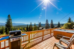 Outdoor spa tub - SierraScape_Hot Tub Over Gorgeous MtnViews, Arcade, SteamShower, 400M Wifi, EV Charger +Pet Friendly (Truckee)