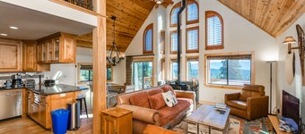 SierraScape_Hot Tub Over Gorgeous MtnViews, Arcade, SteamShower, 400M Wifi, EV Charger +Pet Friendly