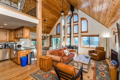 SierraScape_Hot Tub Over Gorgeous MtnViews, Arcade, SteamShower, 400M Wifi, EV Charger +Pet Friendly