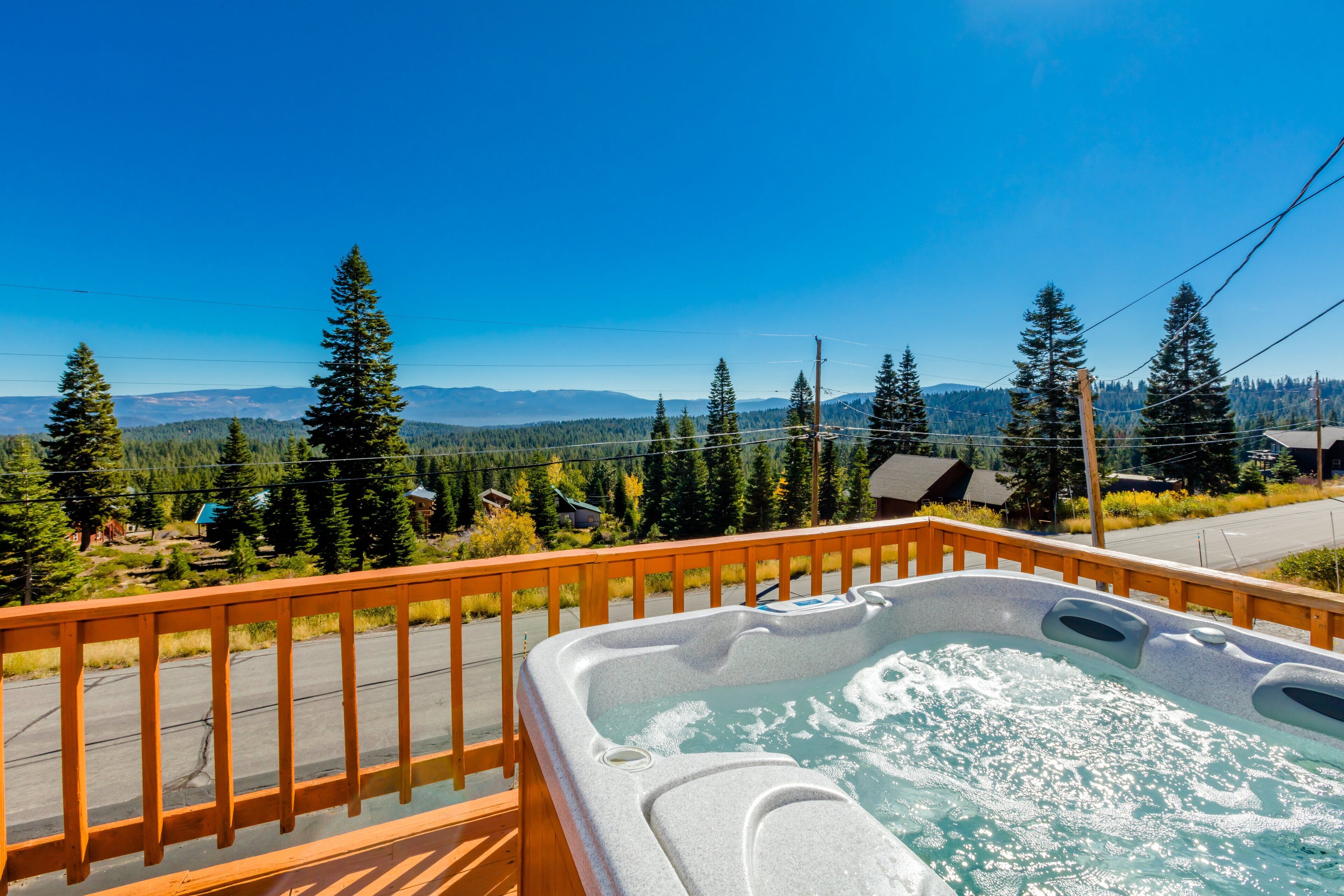 SierraScape_Hot Tub Over Gorgeous MtnViews, Arcade, SteamShower, 400M Wifi, EV Charger +Pet Friendly