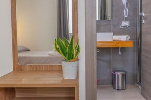 Hypo-allergenic bedding, down comforters, memory foam beds, minibar - Isgrò rooms (Marsala)