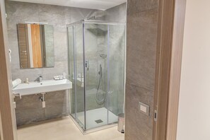 Family Room, Multiple Beds | Bathroom | Shower, rainfall showerhead, free toiletries, hair dryer - Isgrò rooms (Marsala)
