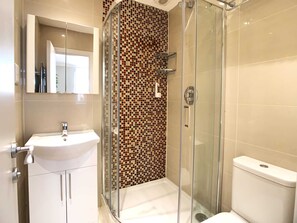 Dusche, Haartrockner, Handtücher