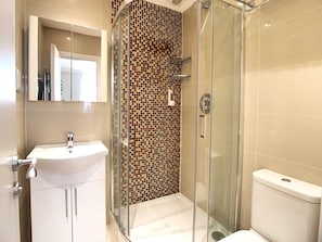 Douche, sèche-cheveux, serviettes fournies, shampoing