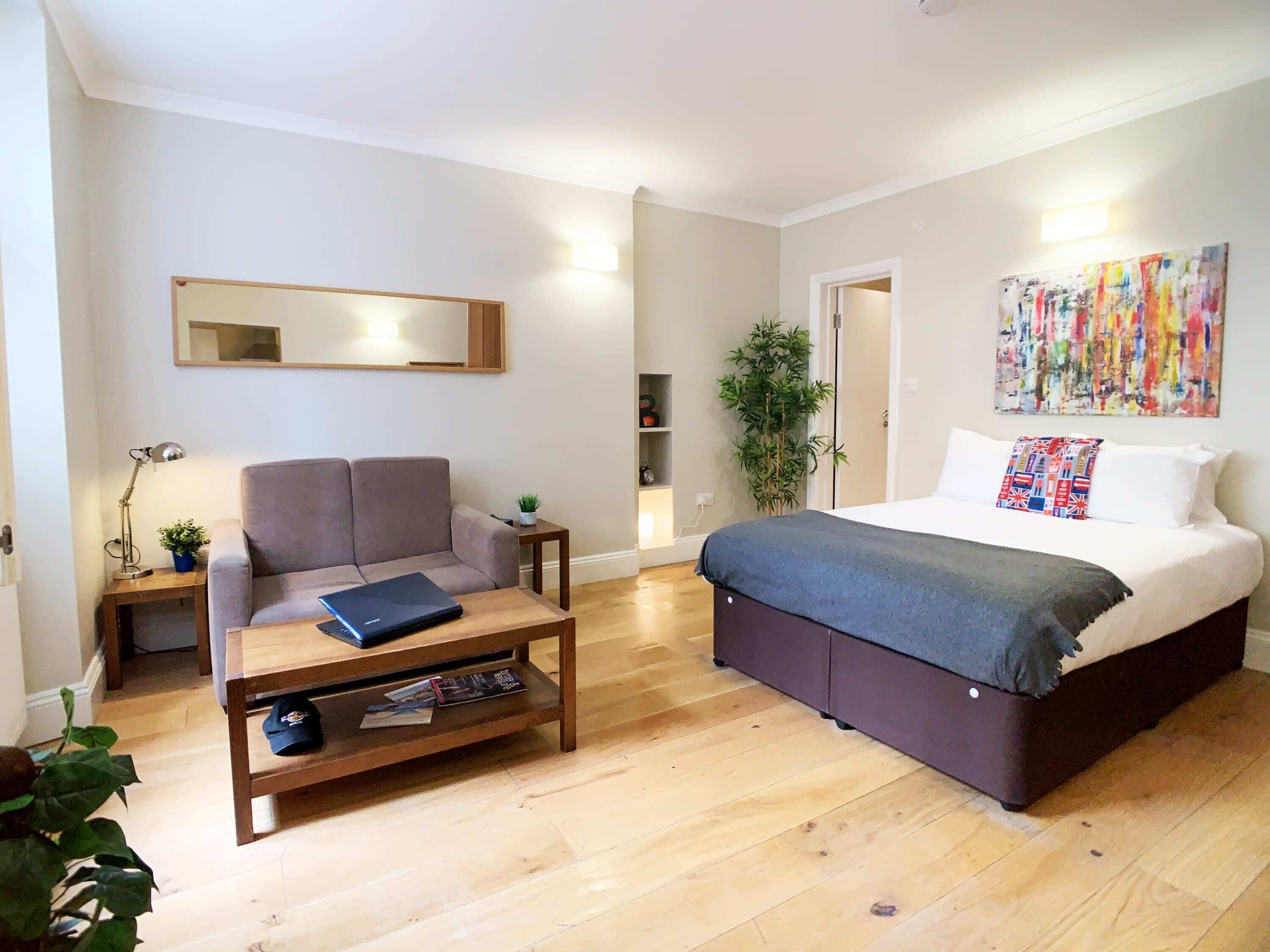 1 Schlafzimmer, Schreibtisch, Bügeleisen/Bügelbrett, Reisekinderbett