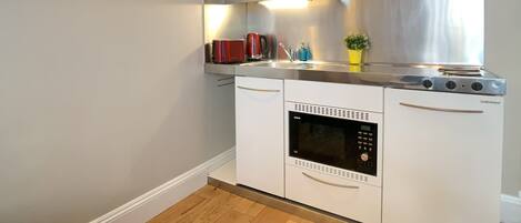 Kühlschrank, Mikrowelle, Ofen, Herdplatte