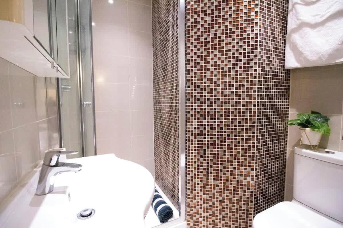 Ducha, secador de pelo, toallas