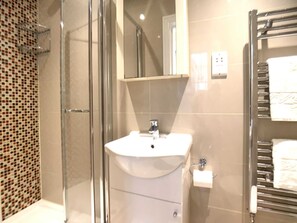 Dusche, Haartrockner, Handtücher