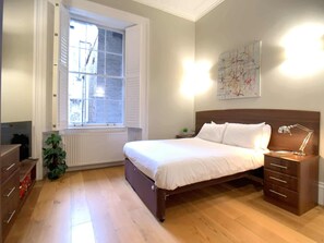 1 Schlafzimmer, Schreibtisch, Bügeleisen/Bügelbrett, Reisekinderbett