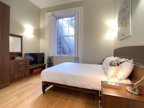 1 bedroom, desk, iron/ironing board, travel crib - G3 - Chic Apartment in the heart of Westminster (London)