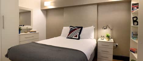 1 soverom, skrivebord, strykejern/-brett og reiseseng for barn