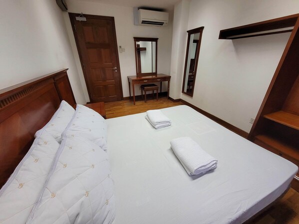 Standard Room, 1 Queen Bed, Non Smoking, Shared Bathroom | Bed sheets