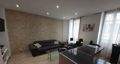 Luxueux appartement, wifi, clim, A 50M de la plage