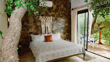 Rumah Pohon Mewah | Seprai premium, selimut bulu angsa, dan busa memori