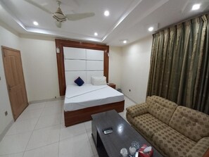 Iron/ironing board, free WiFi - Hotel Executive One (Multan)