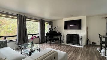 TV, fireplace