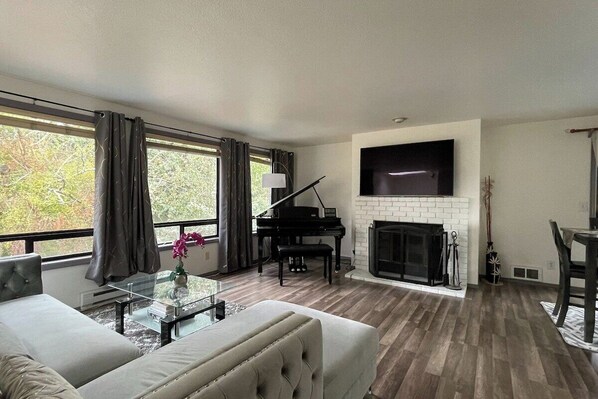 TV, fireplace - Remodel Spacious Modern Retreat (Shoreline)