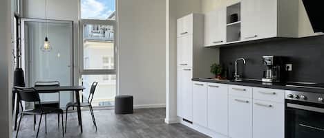 Frigorifero, forno, piano cottura, lavastoviglie