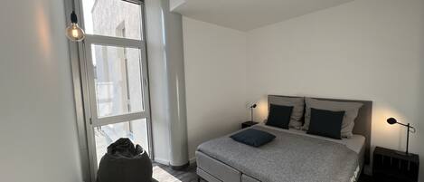 1 غرفة نوم ومكواة/لوح كي وواي فاي مجانًا وملاءات أسرّة