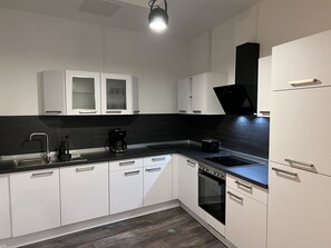 Réfrigérateur, un four, surface de cuisson, lave-vaisselle