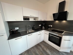 ثلاجة، فرن، موقد طهي مسطح، غسالة أطباق