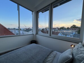 2 عدّة غر ف نوم ومكواة/لوح كي وواي فاي مجانًا وملاءات أسرّة