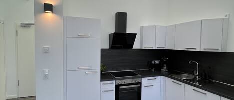 Fridge, oven, stovetop, dishwasher