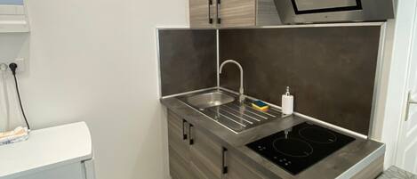 Fridge, microwave, stovetop, coffee/tea maker