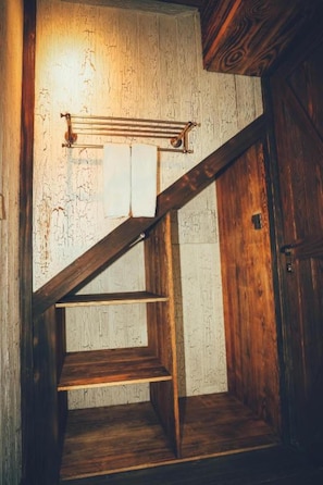 1 quarto, frigobar, cofres nos quartos, escrivaninha