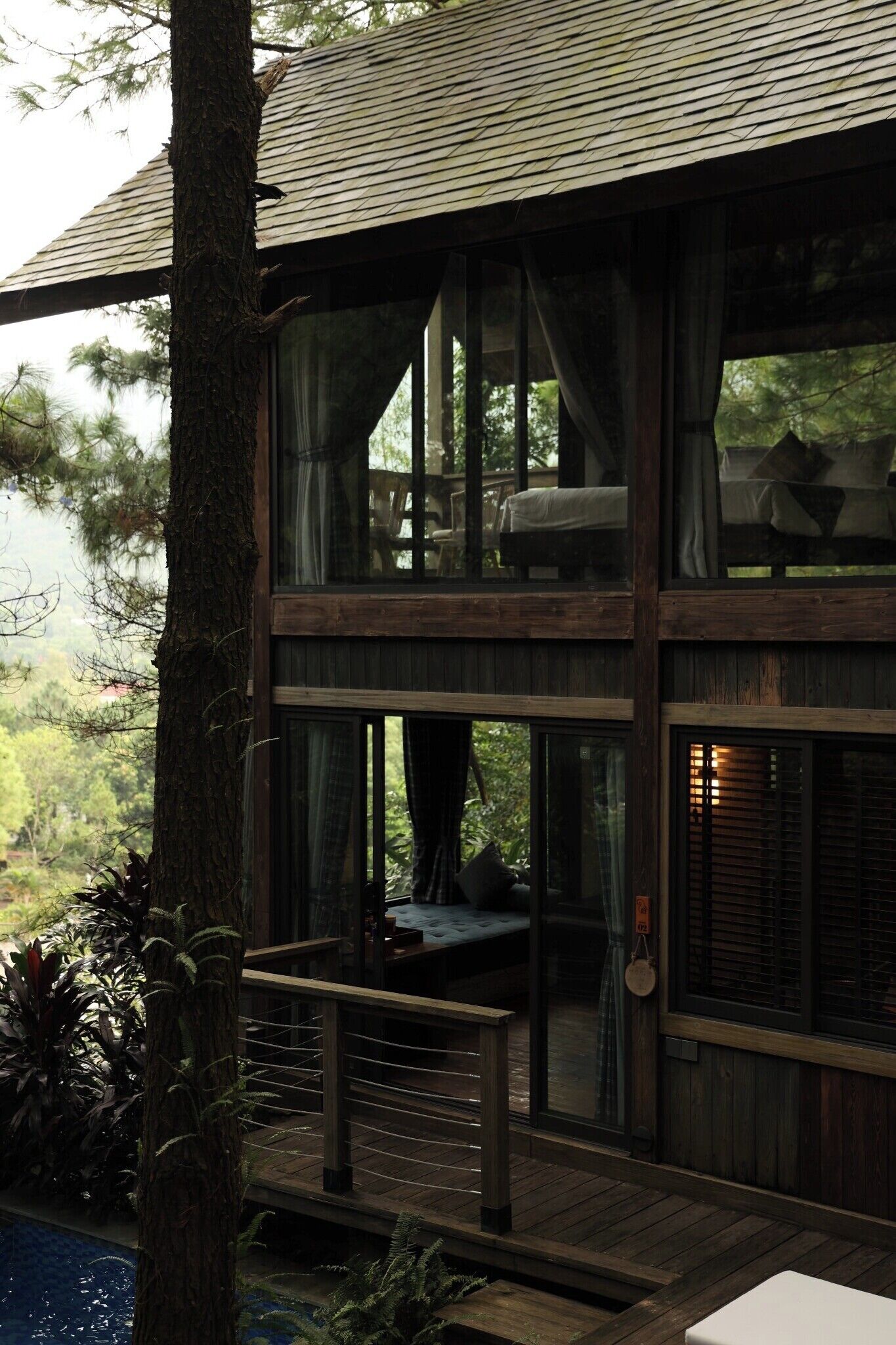 Deluxe bungalow | Een minibar, een kluis op de kamer, een bureau, verduisterende gordijnen