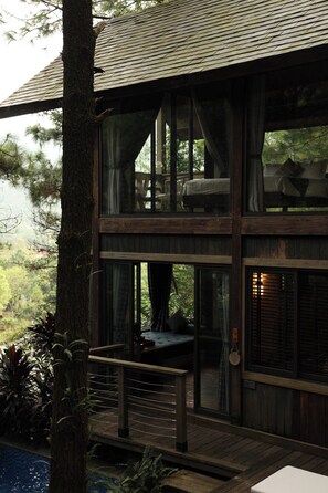 Minibar, caja de seguridad en la habitación y escritorio 