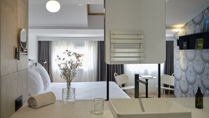 A modern hotel room with a bed, bedside table, and a large mirror. - Maison Juste (Marseille)